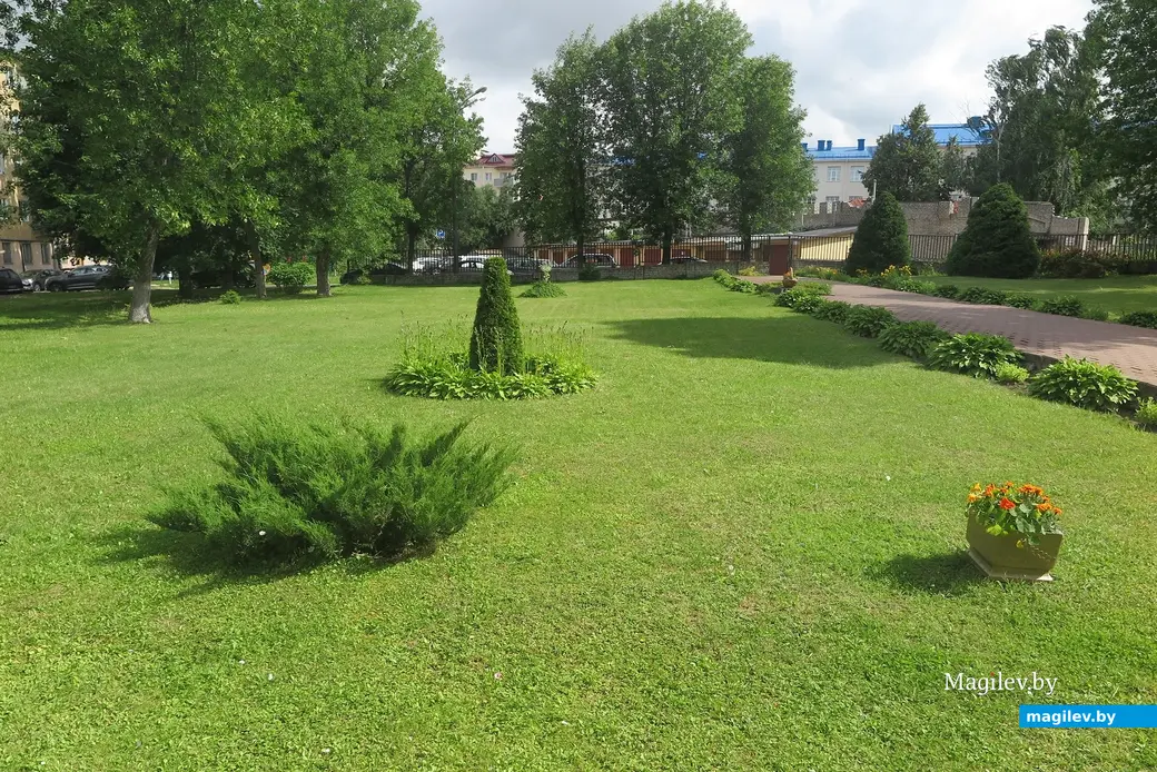 1.07.2025 г. Могилев. Детская школа искусств №4 (первый корпус). Территория у школы очень ухоженная!