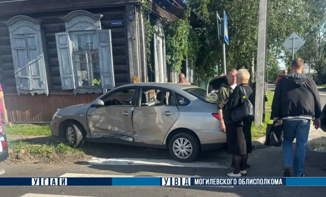 30.06.2025 г. «Маршрутка» и легковой автомобиль столкнулись в Бобруйске. Фото УГАИ УВД Могоблисполкома
