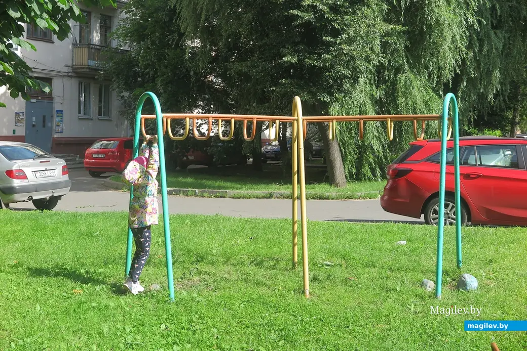 1.07.2025 г. Могилев. Вот на такие детские площадки натыкаешься, когда сворачиваешь вглубь с пешеходной Ленинской.