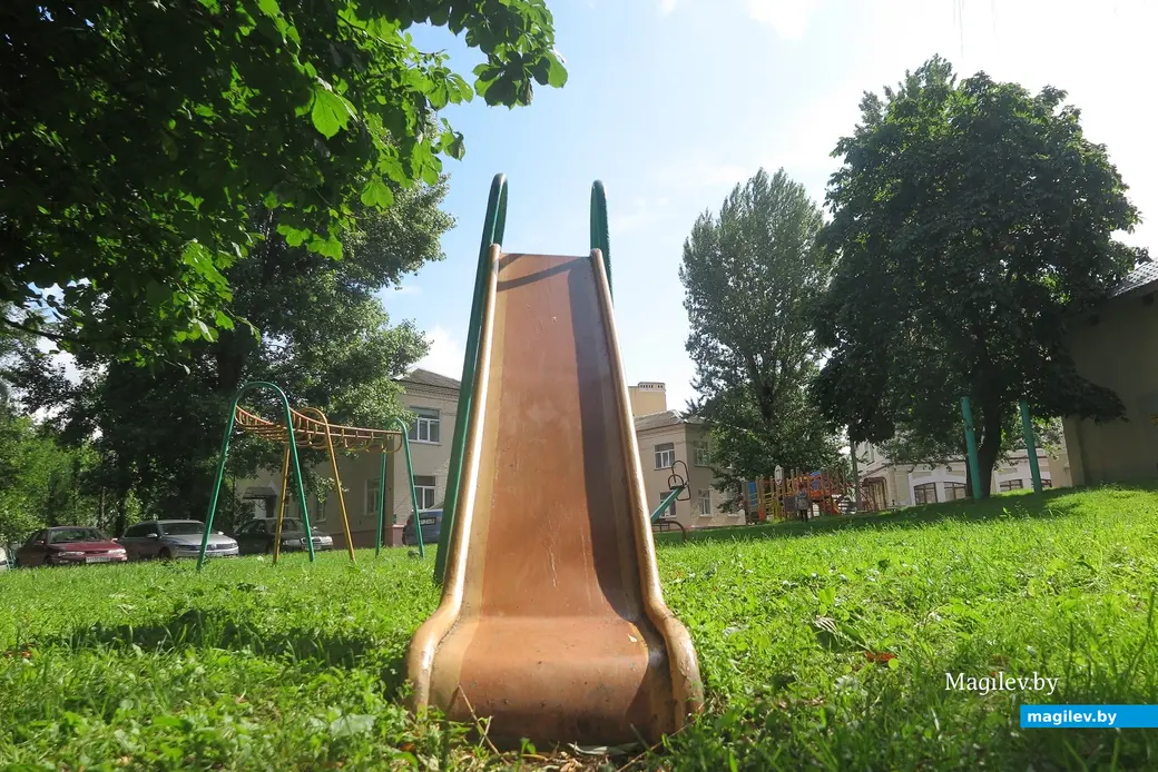 1.07.2025 г. Могилев. Вот на такие детские площадки натыкаешься, когда сворачиваешь вглубь с пешеходной Ленинской.