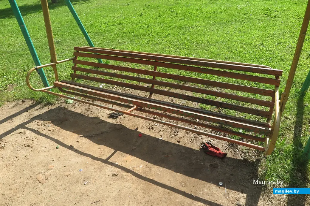 1.07.2025 г. Могилев. Вот на такие детские площадки натыкаешься, когда сворачиваешь вглубь с пешеходной Ленинской.