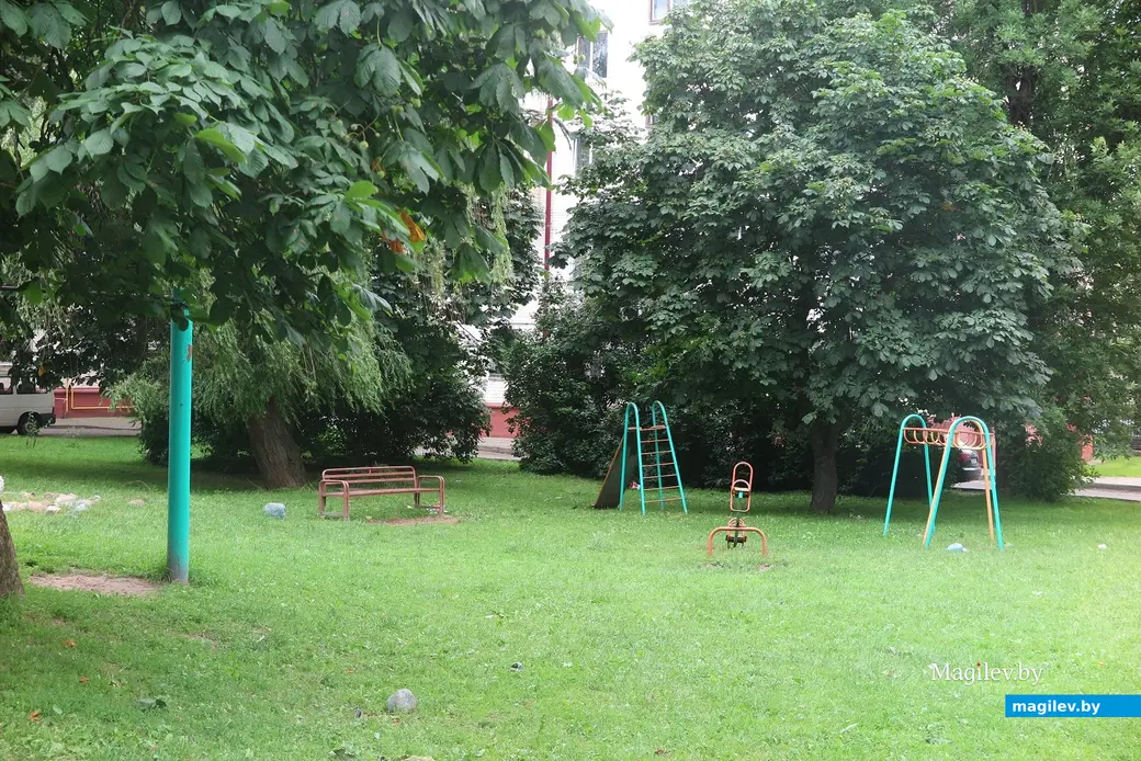 1.07.2025 г. Могилев. Вот на такие детские площадки натыкаешься, когда сворачиваешь вглубь с пешеходной Ленинской.