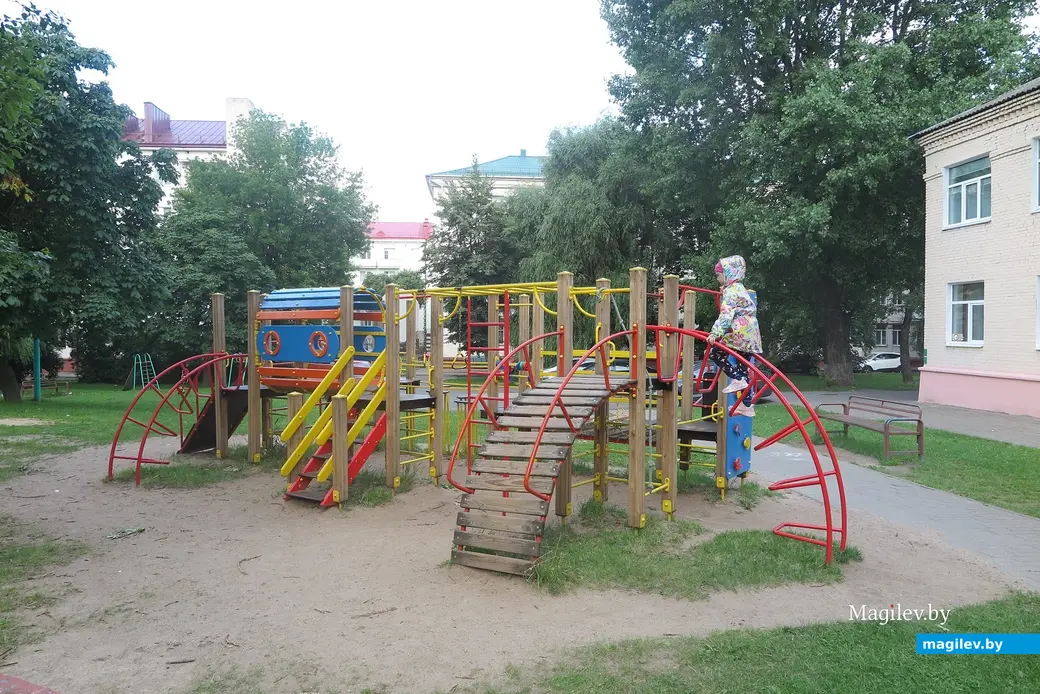 1.07.2025 г. Могилев. Одна детплощадка, примыкающая к Ленинской, очень даже современная.