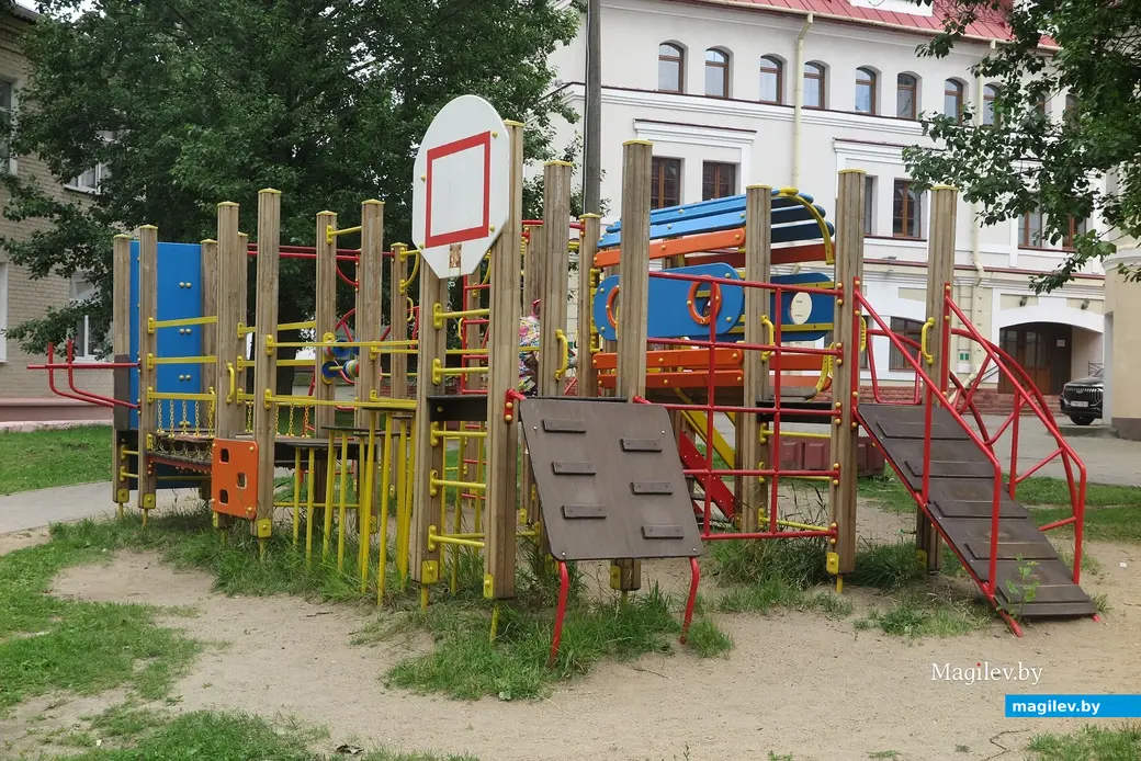 1.07.2025 г. Могилев. Одна детплощадка, примыкающая к Ленинской, очень даже современная.