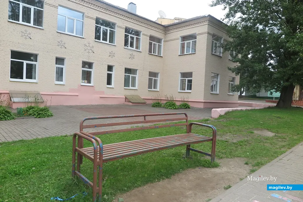 1.07.2025 г. Могилев. Детская школа искусств №4 (первый корпус). Вскоре вместо этой лавочки, вероятно, появится "музыкальная".