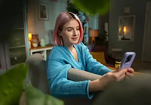 Почему смотреть сериалы на телефоне вредно для зрения: спросили у врача