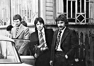 Картина маслом. Рыбка плавает по дну, товарищ ждет на берегу