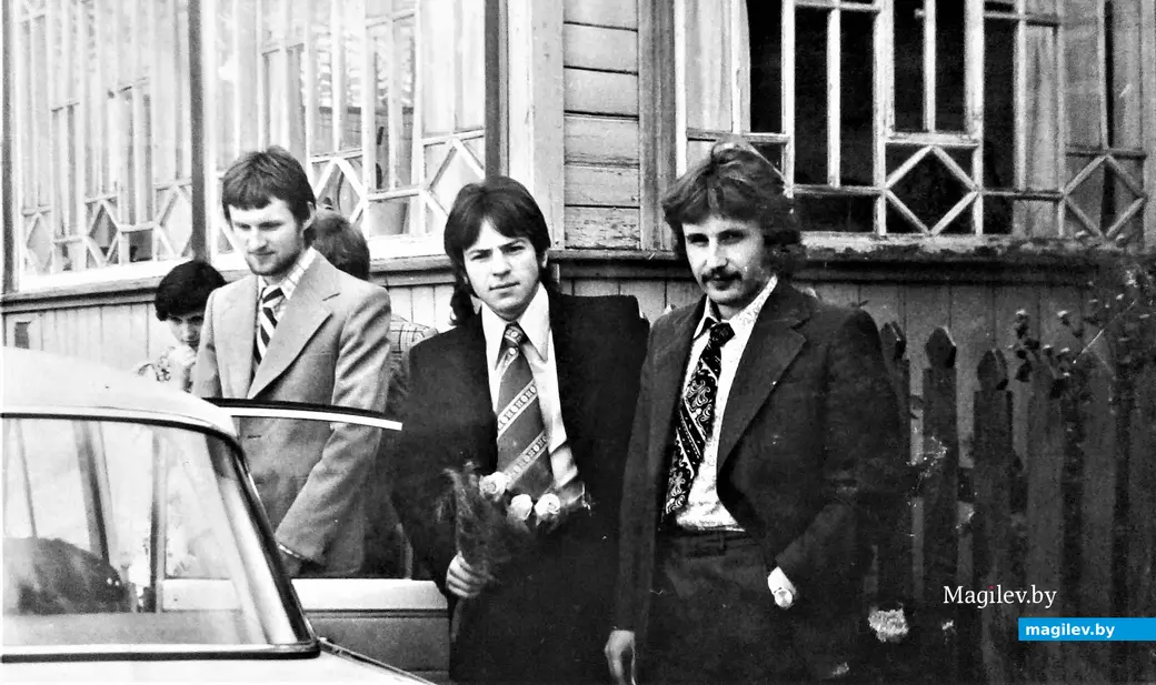 1970-е годы. Могилев, Большая Чаусская. Возле веранды домика на краю заливного луга: мы с Серегой (он в центре) вырядились как на .... Хотя ведь так оно и было.