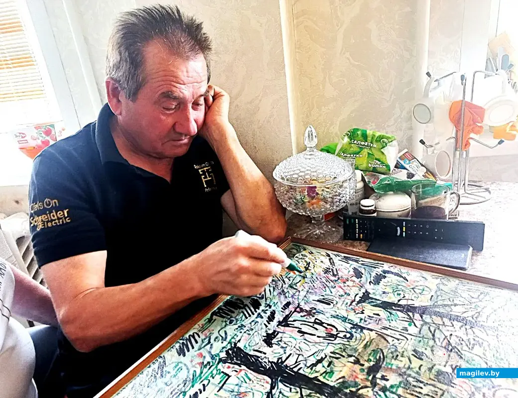 01.07.2025, Могилев. Валера трудится над банькой.