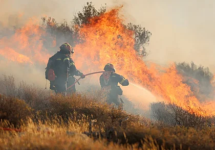 Греческий остров Крит охватил мощный пожар. Эвакуированы 5 тысяч туристов (видео)