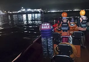У берегов Бали затонул пассажирский паром с 65 людьми на борту