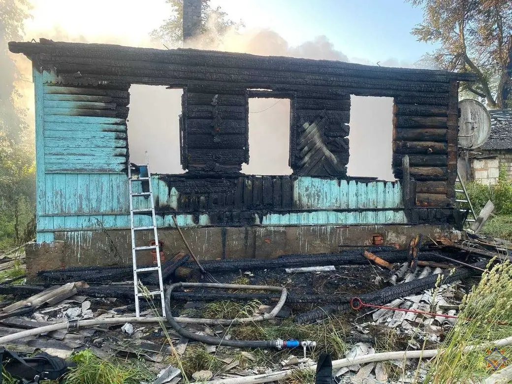 5 июля 2025 года. В деревне Бесчинье Чаусского района огнем уничтожен дом, погиб мужчина. Фото: МЧС.