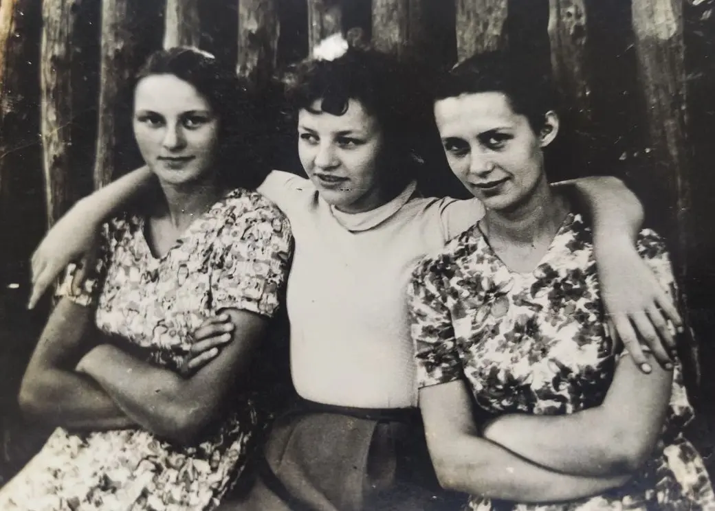 Татьяне (она посередине) 17 лет. Фото с подружками.