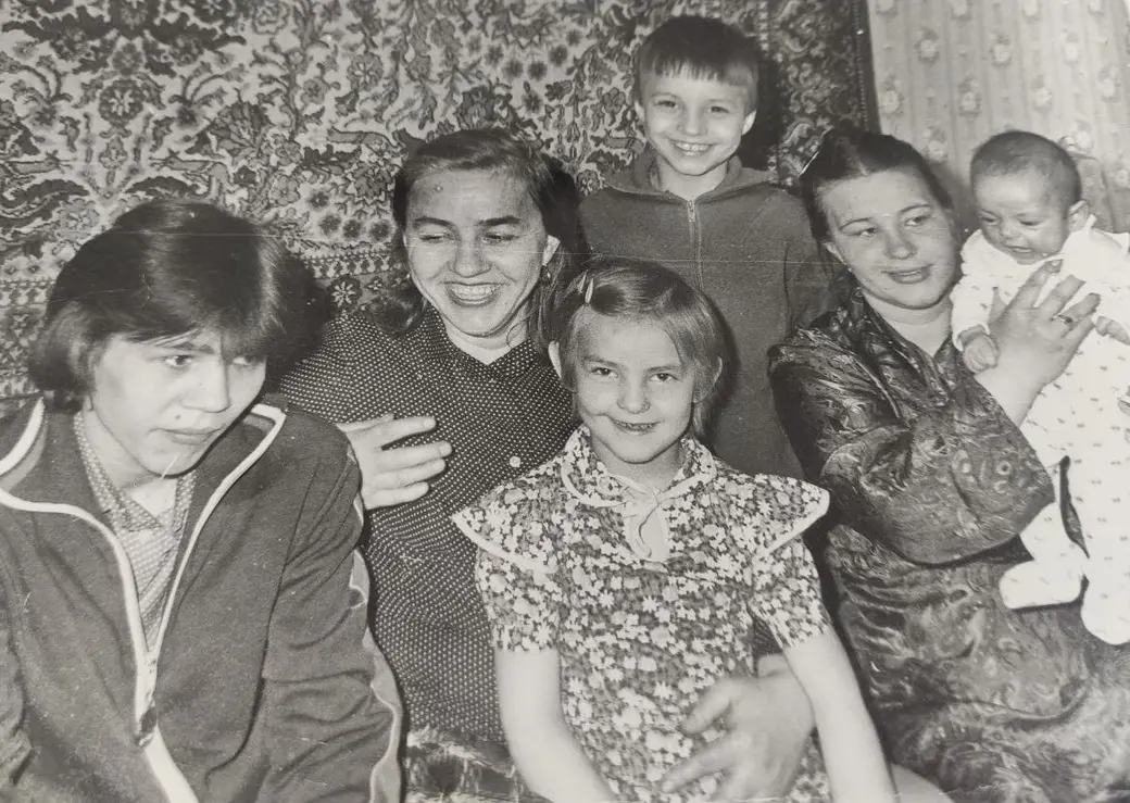 Татьяна Петровна со всеми своими детьми и старшим внуком Серёжей, сейчас ему 41 год.