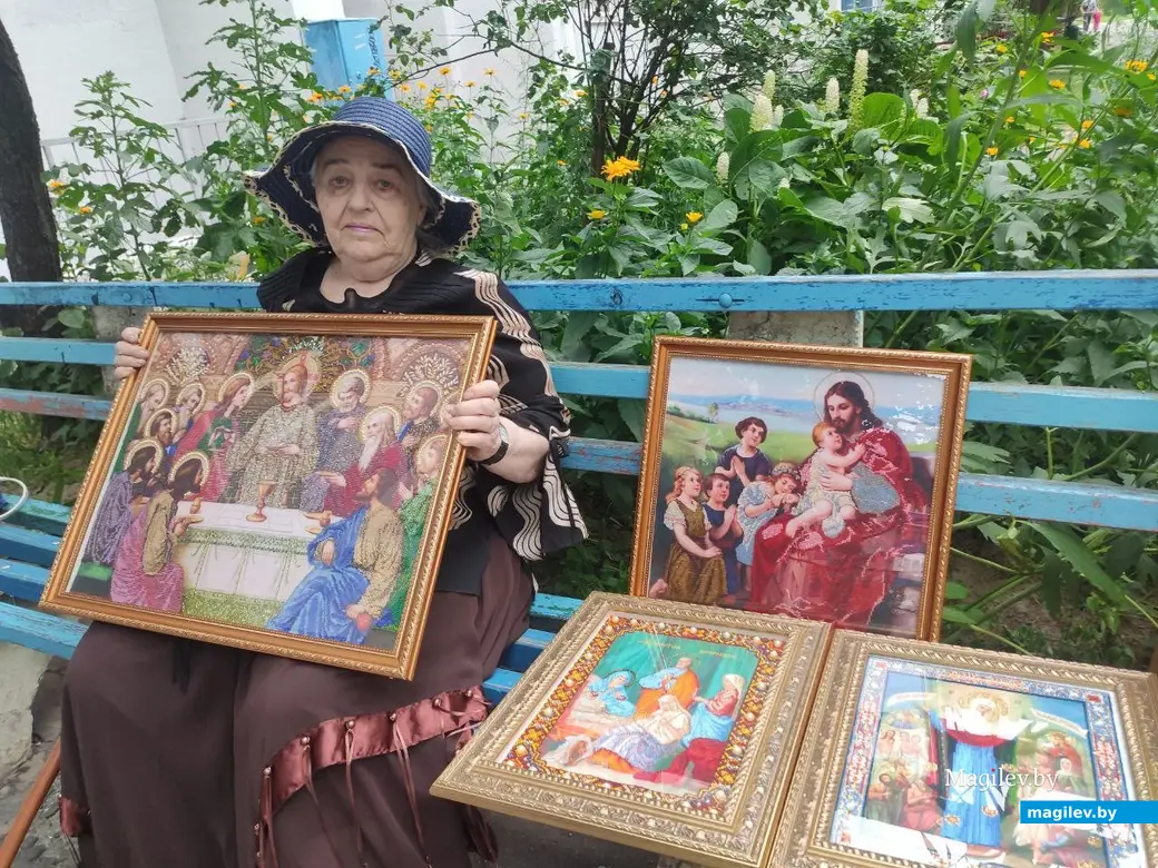 4.07.2025, Бобруйск. Татьяна Петровна со своими иконами, сама их вышивала.