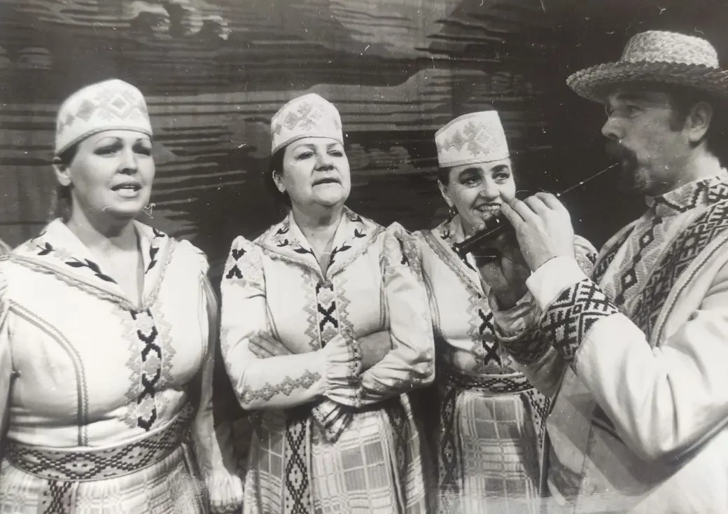 В хоре народной песни им. В. Балаханова, 1996 год. Татьяна Петровна – вторая справа.