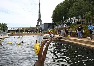 В Париже впервые за сто лет разрешили купаться в Сене