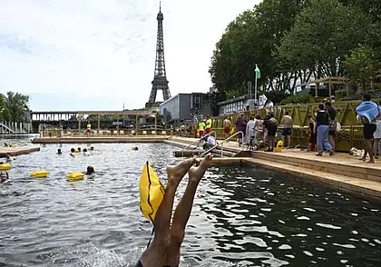 В Париже впервые за сто лет разрешили купаться в Сене