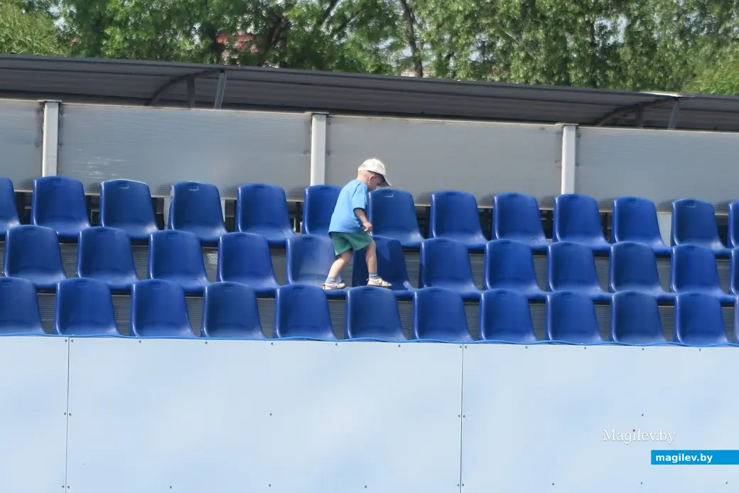 Лето 2025 г. Могилев, центр, роликовый каток на стадионе «Спартак». Трибуны.