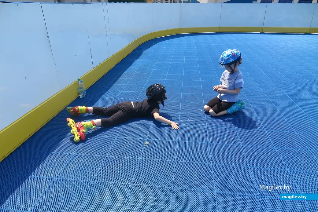 Лето 2025 г. Могилев, центр. Роликовый каток на стадионе «Спартак». Падать здесь не больно!