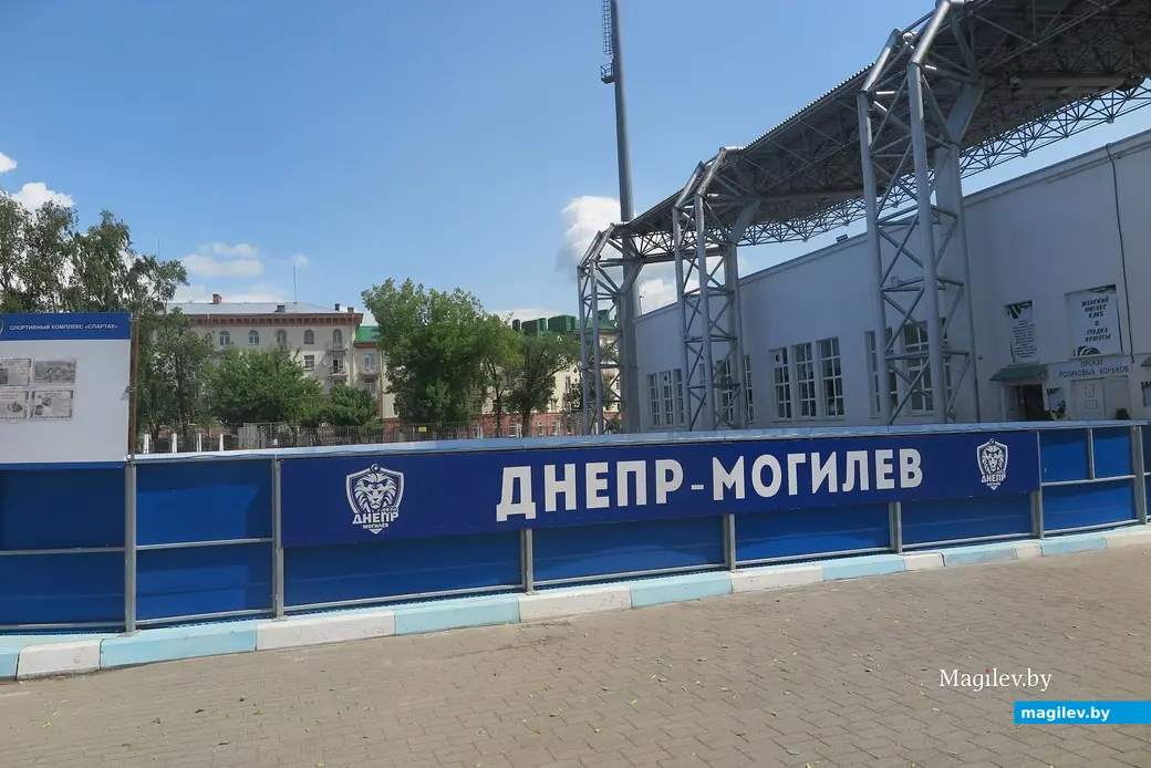 Лето 2025 г. Могилев, центр. Роликовый каток находится на стадионе «Спартак».