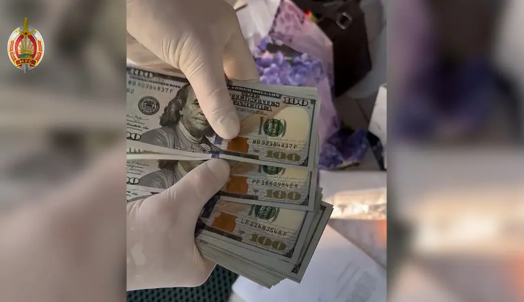 Момент передачи денег. Кадр видео МВД.
