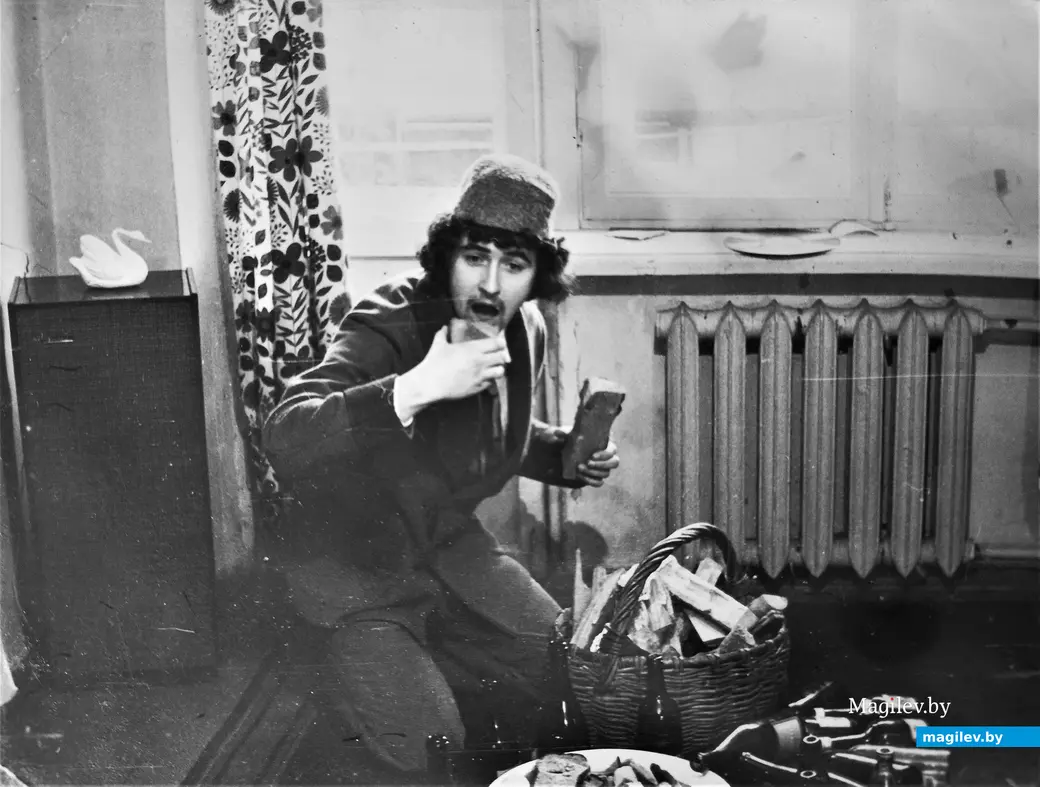 1973 год. Могилев. Филипп в перфомансе «Когда закусывать приходится дровами».