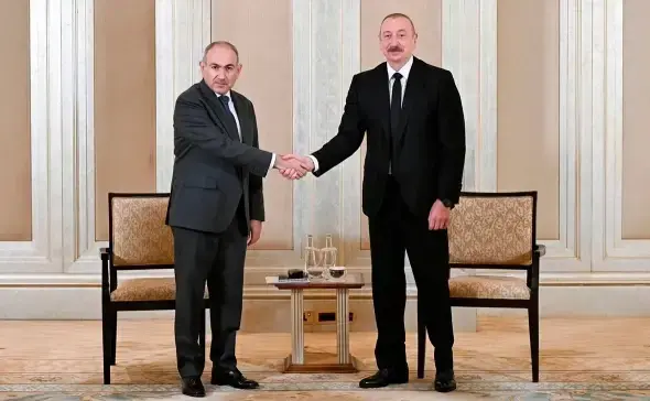 Никол Пашинян и Ильхам Алиев во время переговоров в Абу-Даби, Объединённые Арабские Эмираты, 10 июля 2025 года. Фото: пресс-служба президента Азербайджанской Республики.