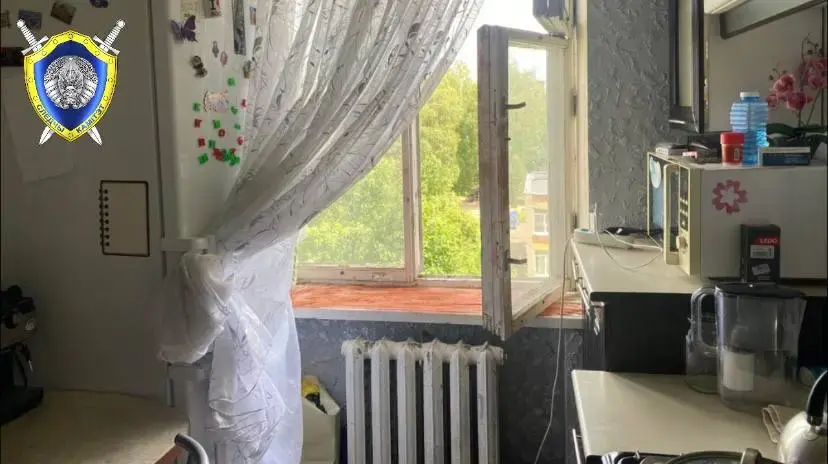 11.07.2025 г. В Могилеве из окна пятого этажа выпал годовалый ребенок. Малыш в больнице. Фото: СК РБ