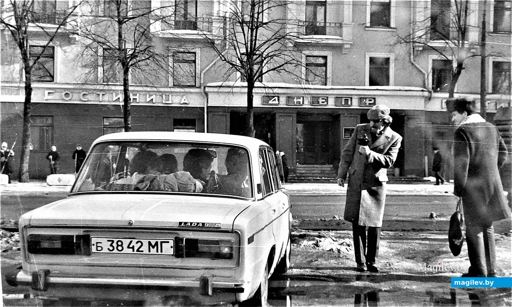 1980-е годы. Могилев улица Первомайская. Вова Кутузов и Саша Безрученко (справа) дают товарищам, сидящим в автомобиле, установку: где, куда и как.