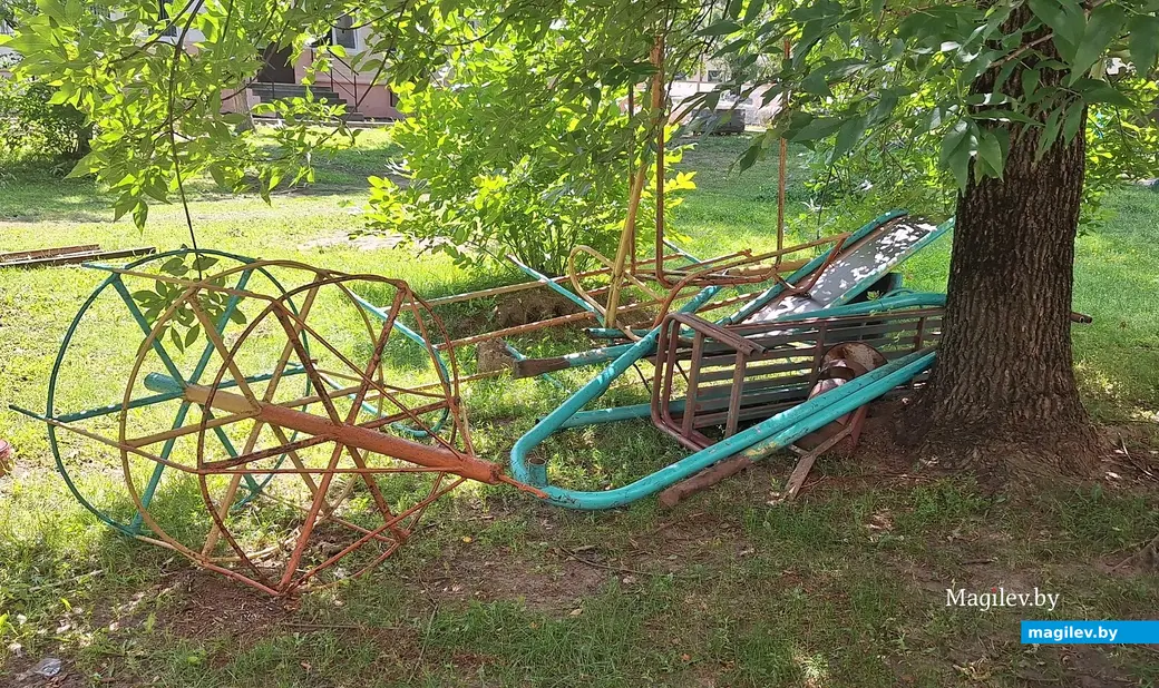 14.07.2025 г. Могилев, ул. Ленинская. Идет первая очередь реконструкции: демонтированы старые элементы и плитка.