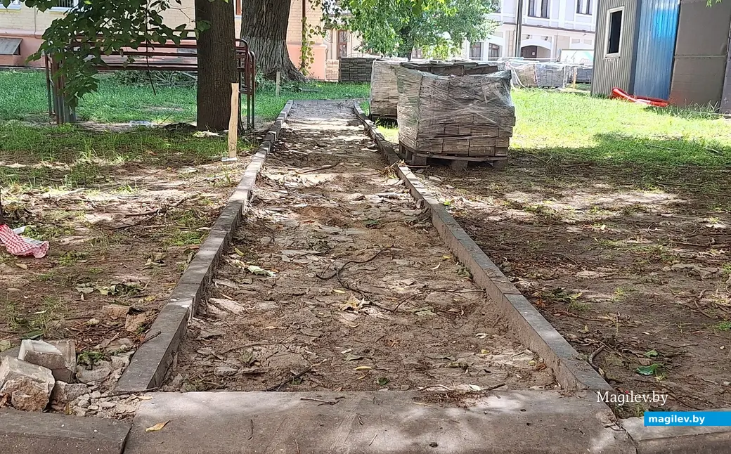 14.07.2025 г. Могилев, ул. Ленинская. Идет первая очередь реконструкции: демонтированы старые элементы и плитка.