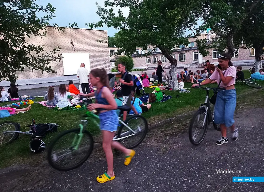 14.07.2025, Могилев, микрорайон Казимировка, яблоневый сад школы № 19. Кино под открытым небом.