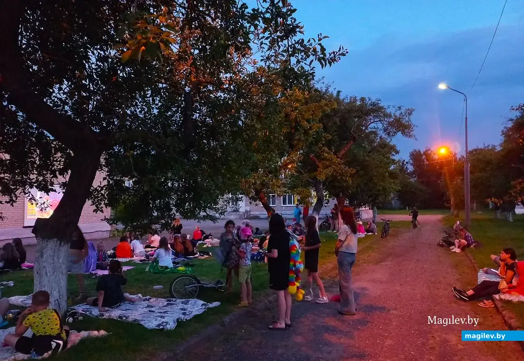 14.07.2025, Могилев, микрорайон Казимировка, яблоневый сад школы № 19. Кино под открытым небом.