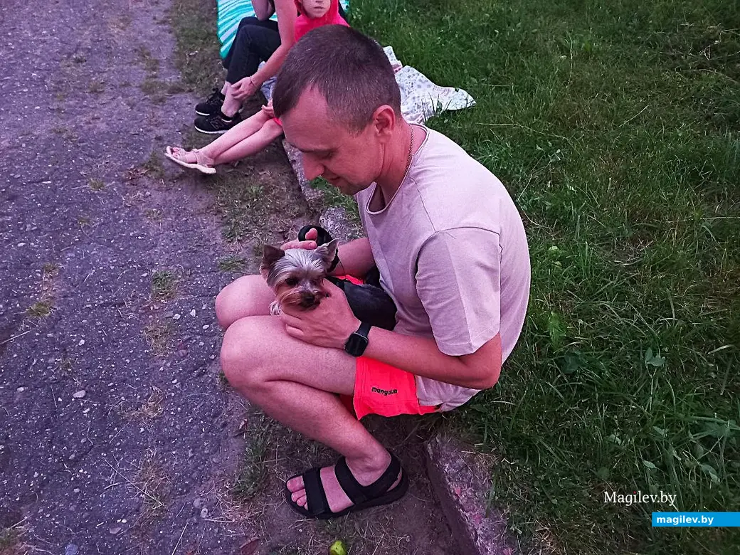 14.07.2025, Могилев, микрорайон Казимировка, яблоневый сад школы № 19. Кино под открытым небом.