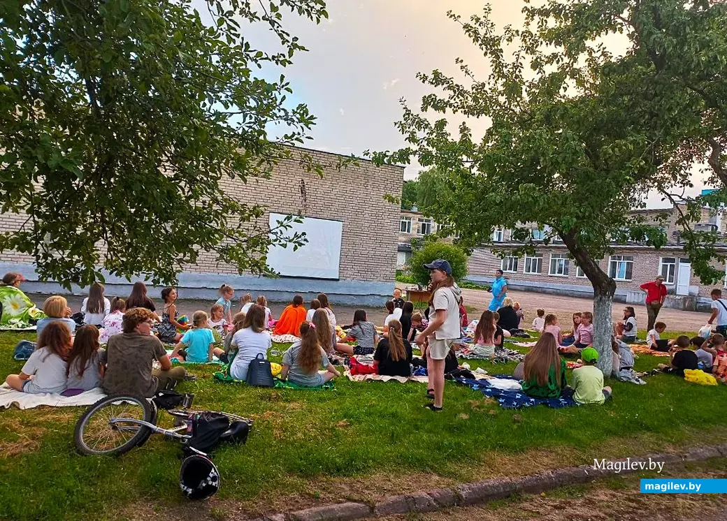 14.07.2025, Могилев, микрорайон Казимировка, яблоневый сад школы № 19. Кино под открытым небом.