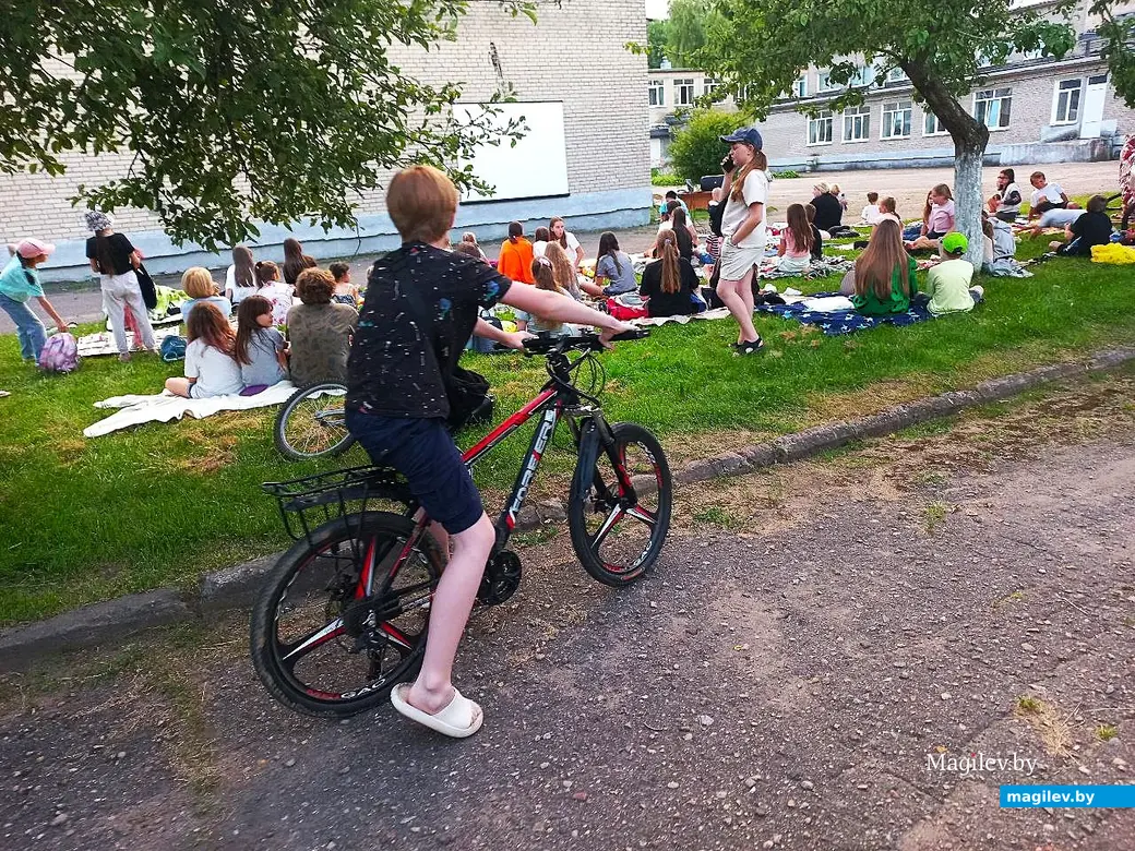 14.07.2025, Могилев, микрорайон Казимировка, яблоневый сад школы № 19. Кино под открытым небом.