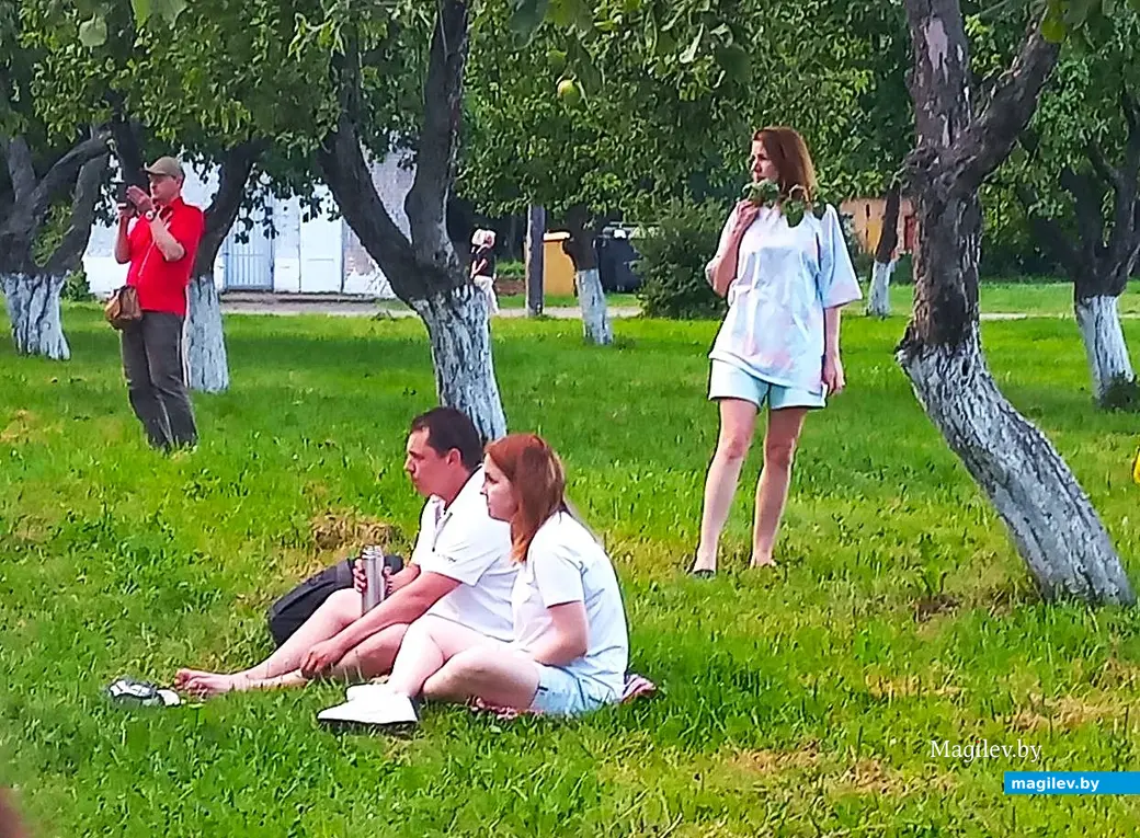 14.07.2025, Могилев, микрорайон Казимировка, яблоневый сад школы № 19. Кино под открытым небом.