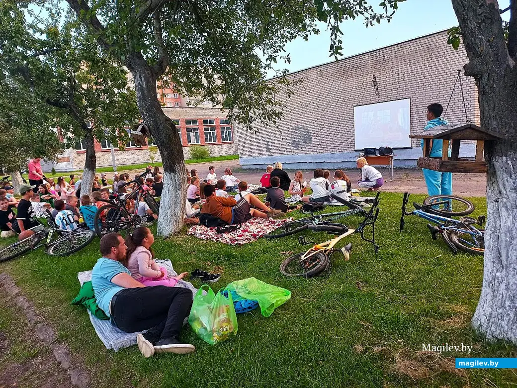 14.07.2025, Могилев, микрорайон Казимировка, яблоневый сад школы № 19. Кино под открытым небом.