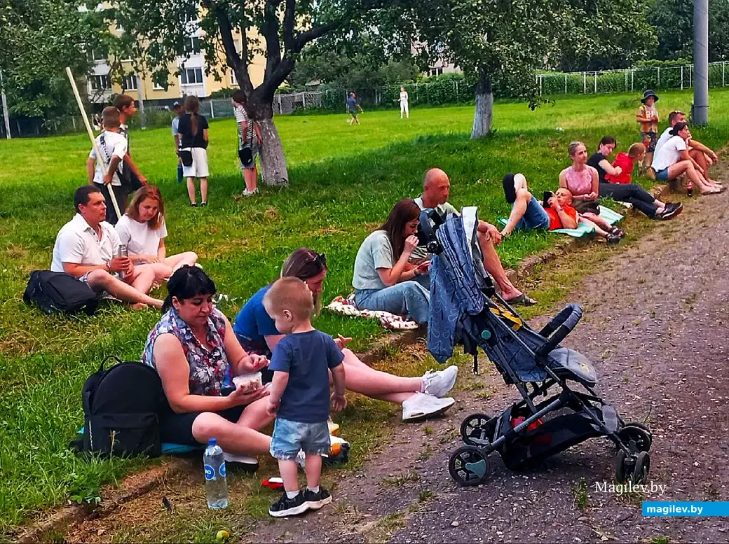 14.07.2025, Могилев, микрорайон Казимировка, яблоневый сад школы № 19. Кино под открытым небом.