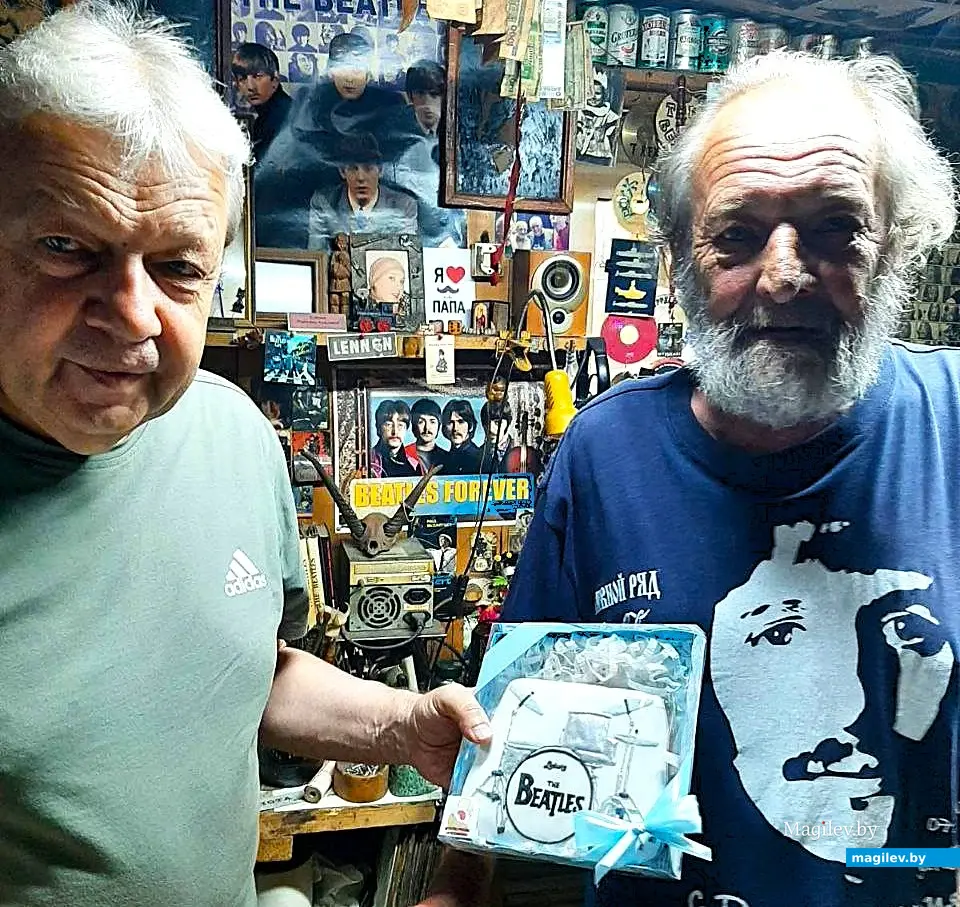 Июль 2025 года, Могилев. Сергей Корнеев (слева) вручает Володе Кутузову дружеский презент.