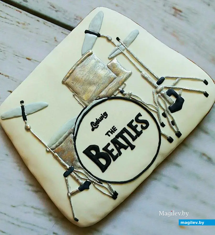 Июль 2025 года, Могилев. Барабаны Ринго Старра в пряничном исполнении.