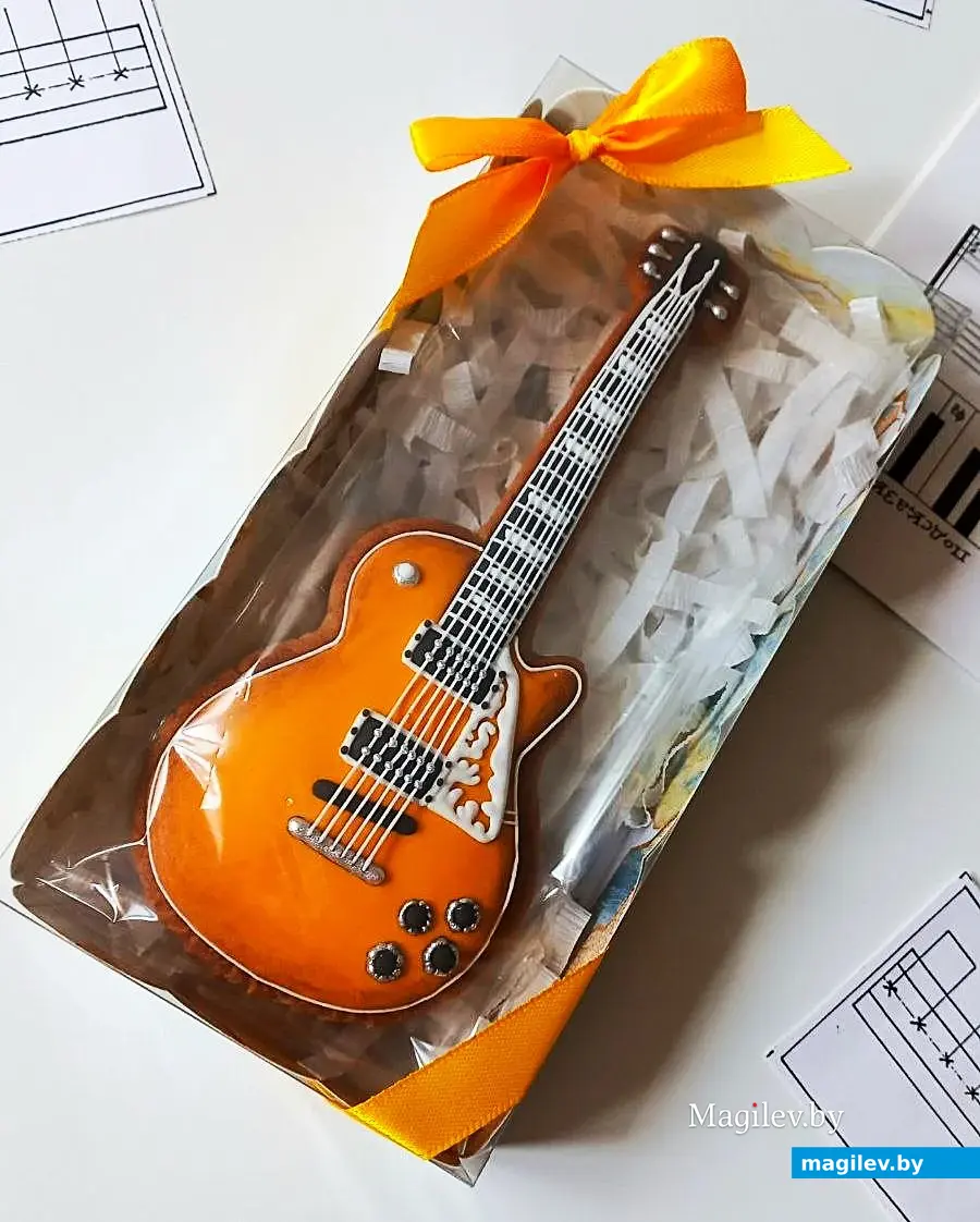 2025 год, Могилев. Пряничная гитара Валерия Каткова еще в отличном состоянии.