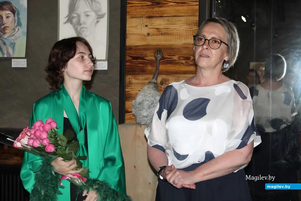 16 июля 2025 года. Могилев. Арт-центр. у Молчановых» на Дубровенке. Графика и рисунка Валерии Антонихиной. Автор проекта принимает поздравления.