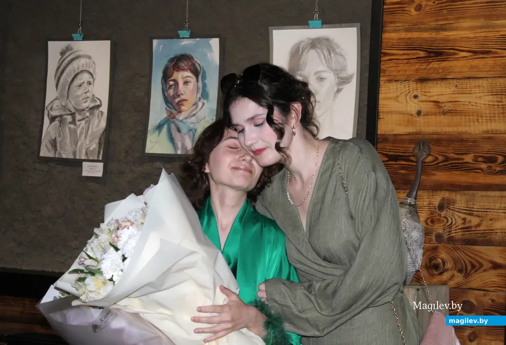 16 июля 2025 года. Могилев. Арт-центр. у Молчановых» на Дубровенке. Графика и рисунка Валерии Антонихиной. Автор проекта принимает поздравления.