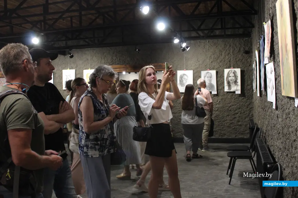 16 июля 2025 года. Могилев. Арт-центр. у Молчановых» на Дубровенке. Графика и рисунка Валерии Антонихиной.