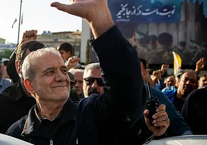 Кортеж президента Ирана заглох в дороге после заправки некачественным бензином