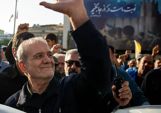 Кортеж президента Ирана заглох в дороге после заправки некачественным бензином