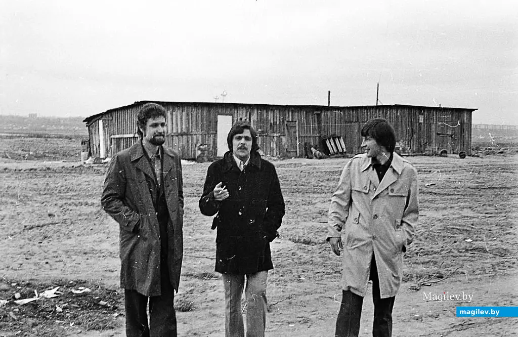 1970-е годы, Могилев. Паша Чубин (слева) с товарищами. Окрестности улицы Гагарина: на фоне сарая, принадлежавшего продуктовому магазину № 41.