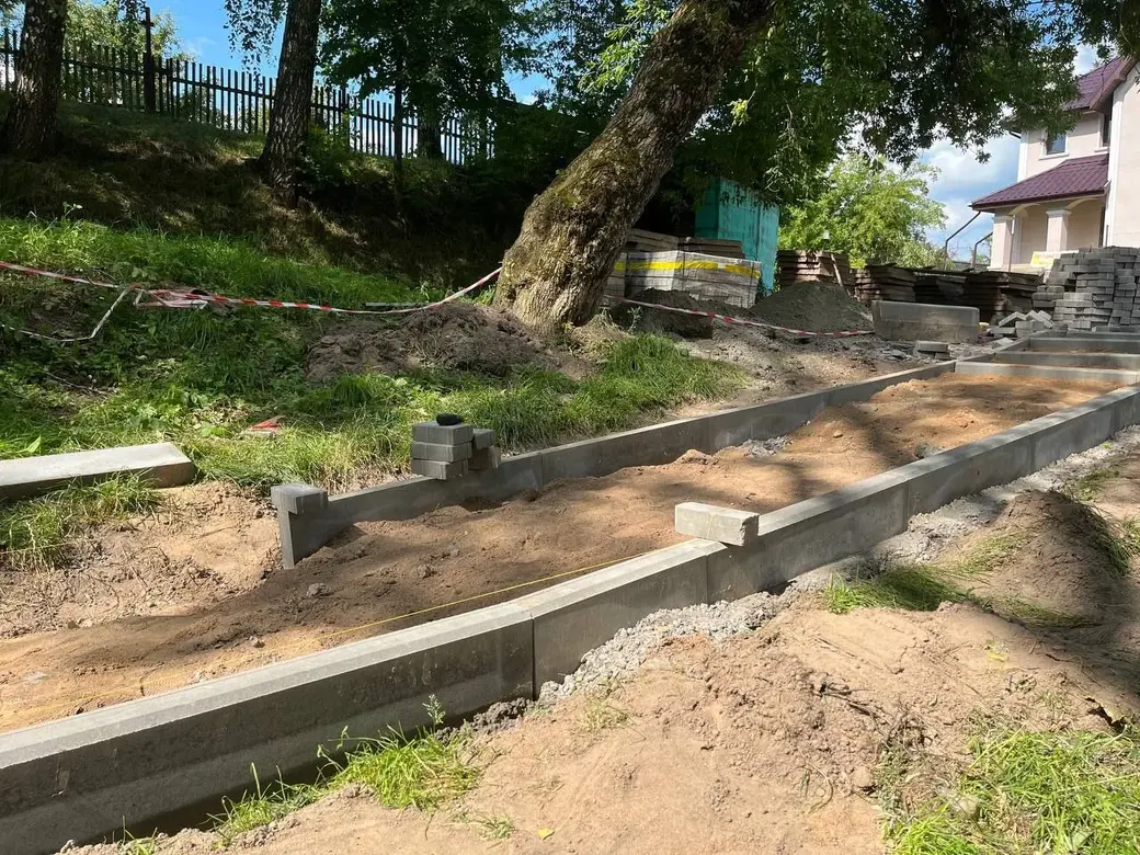 Лето 2025 г. Могилевский район. Начаты работы по благоустройству территории парковой зоны Полыковичской криницы.